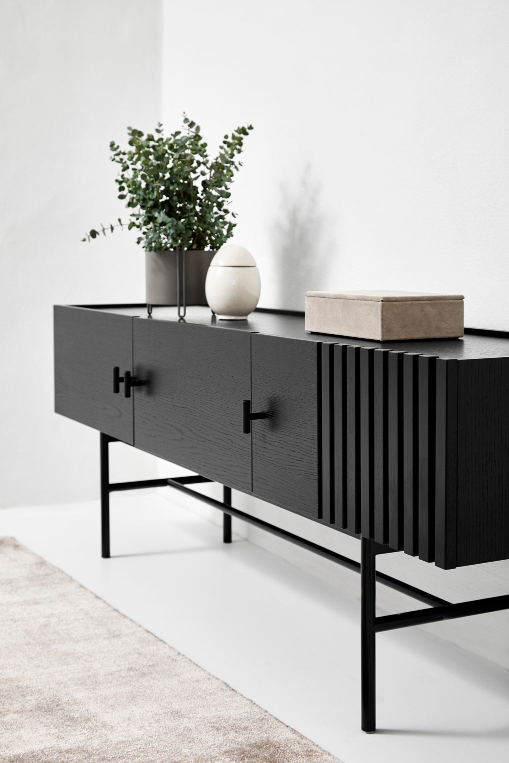 Array Lav Skænk (150 cm) - Sort